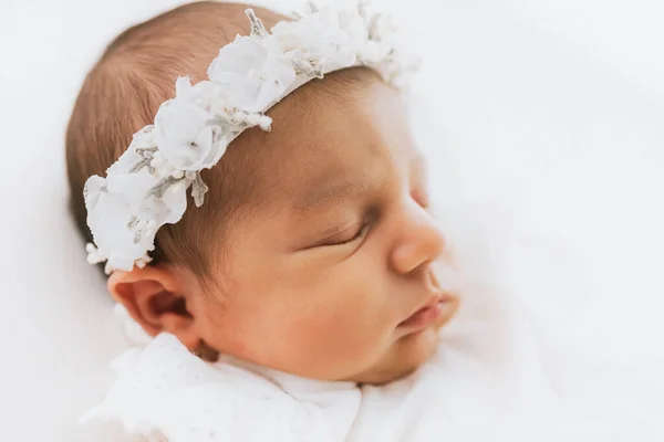 Pasgeboren Baby Meisje Portret Gefotografeerd Studio Rechtenvrije Stockfoto's