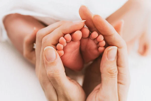 Moeders Handen Houden Baby Voeten Vast Stockfoto