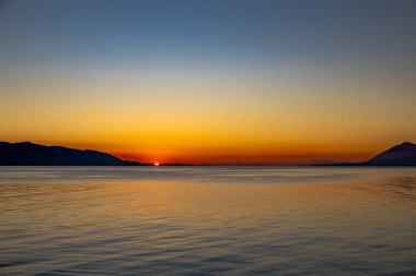 Korint Körfezi 'nde gün batımı, kışın Yunanistan.
