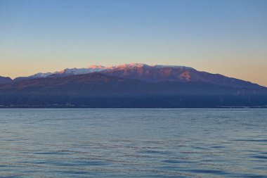 Panachaiko 'nun karlı zirveleri sabah Korint Altını üzerinde görüldü, Yunanistan.