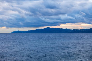 Akşamları Monemvasia, Greeece 'de görülen Mora sahilinin dramatik manzarası.