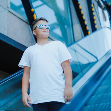 Şehir manzarasında 10 yaşında bir çocuğun şehir portresi..