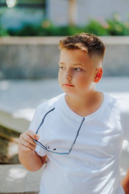 Şehir manzarasında 10 yaşında bir çocuğun şehir portresi..