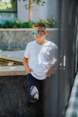 Şehir manzarasında 10 yaşında bir çocuğun şehir portresi..