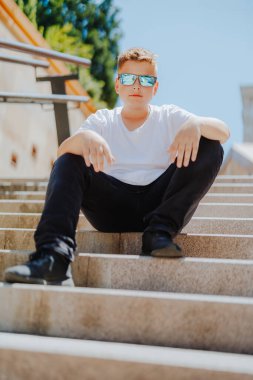 Şehir manzarasında 10 yaşında bir çocuğun şehir portresi..