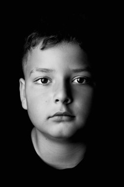 Stüdyo portresi, siyah arka planda 10 yaşında bir çocuğun fotoğrafı.. 