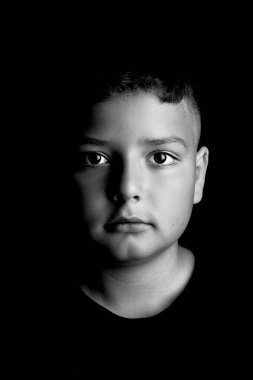 Stüdyo portresi, siyah arka planda 10 yaşında bir çocuğun fotoğrafı.. 