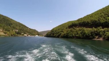 Arnavutluk 'un Komani Gölü' nde feribot