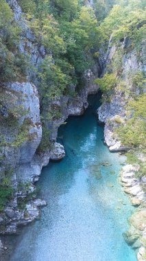 Hareketli turkuaz sularıyla sakin nehir, Arnavutluk 'un Valbona kentindeki pitoresk bir vadide usulca akıyor