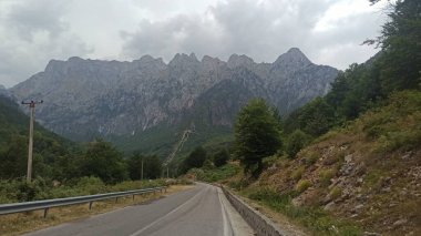 Arnavutluk 'un Valbona Vadisi' ndeki nefes kesici dağ manzarası.