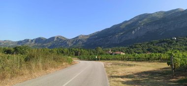 Hırvatistan 'ın dağları, üzüm bağları ve Pridvorje yakınlarında bir Fransisken manastırı bulunan kırsal arazisi