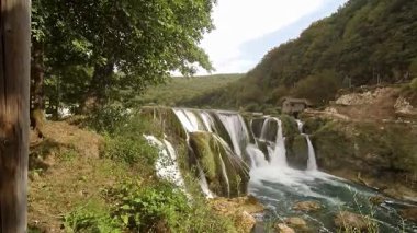 Bosna-Hersek 'in Una-Sana Kantonu' ndaki zümrüt Una Nehri üzerindeki en büyük şelale olan Strbacki Buk 'un nefes kesici gücü ve güzelliği. Bu zemin seviyesindeki perspektif bereketli, canlı yeşilliklerle çevrili dramatik çağlayanları gösteriyor.