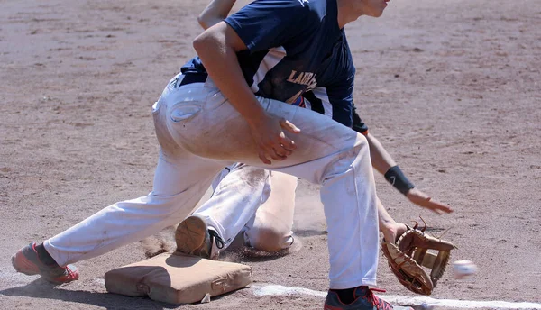 Amateur Baseball Players Dirt Field Bases — Stock Photo, Image