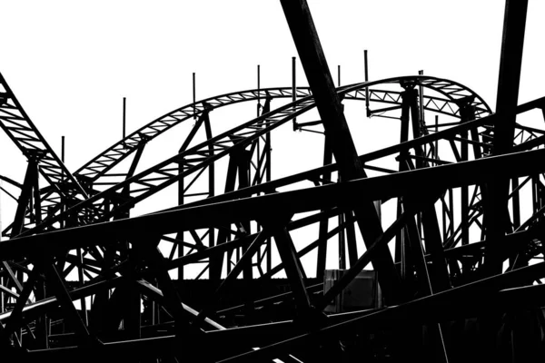 Sylwetka Roller Coaster Utworów Białym Tle Widokiem Bliska — Zdjęcie stockowe