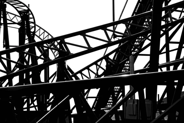 Sylwetka Roller Coaster Utworów Białym Tle Widokiem Bliska — Zdjęcie stockowe