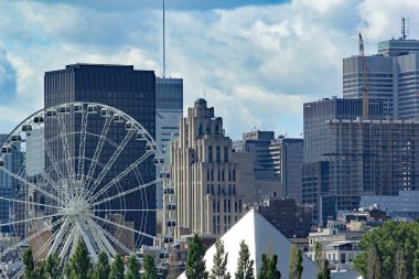 Montreal şehir manzarası yaz boyunca gündüz vakti nehir kenarından görüldüğü gibi.