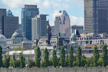 Montreal şehir manzarası yaz boyunca gündüz vakti nehir kenarından görüldüğü gibi.