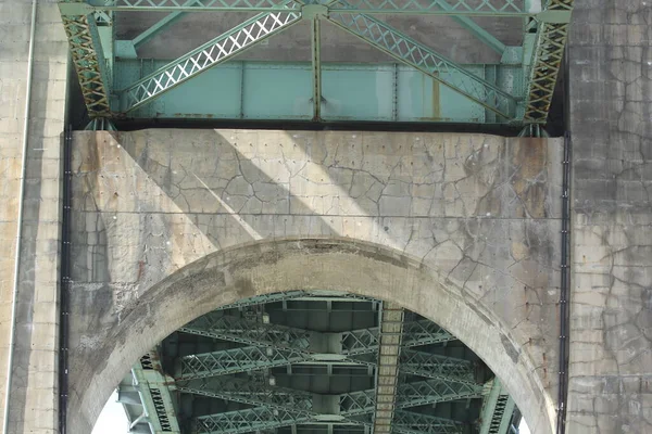 支持構造の下から見たスチールトラスカンチレバーブリッジ — ストック写真
