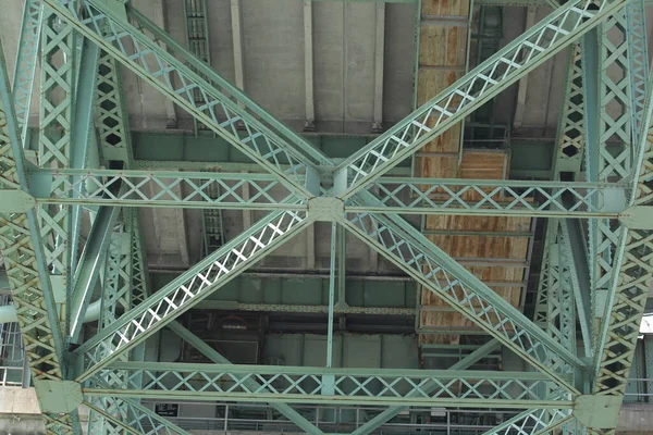 钢制桁架悬索桥 从下面看 有支承结构 — 图库照片