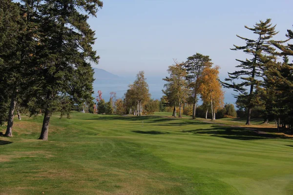 パノラマの景色を望む秋の季節のゴルフホール — ストック写真