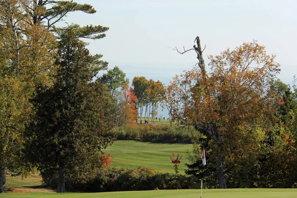 パノラマの景色を望む秋の季節のゴルフホール — ストック写真