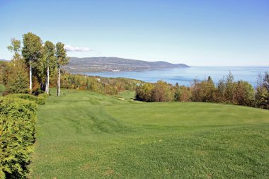 Sonbahar mevsiminde panoramik manzaralı doğal golf delikleri