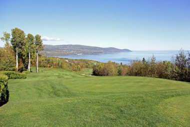Sonbahar mevsiminde panoramik manzaralı doğal golf delikleri