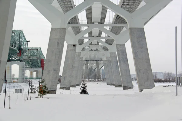 Télen Híd Alatt Betonból Készült Oszlopok — Stock Fotó