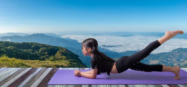 Jong Aziatisch Meisje Dat Yoga Beoefent Natuur Geluk Landschapsachtergrond — Stockfoto