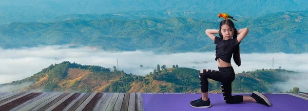 Jong Aziatisch Meisje Dat Yoga Beoefent Natuur Geluk Landschapsachtergrond — Stockfoto