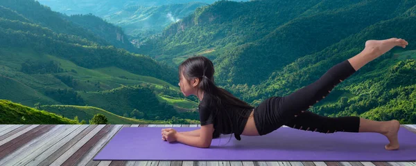 Jonge Aziatische Meisje Oefening Natuur Plank — Stockfoto