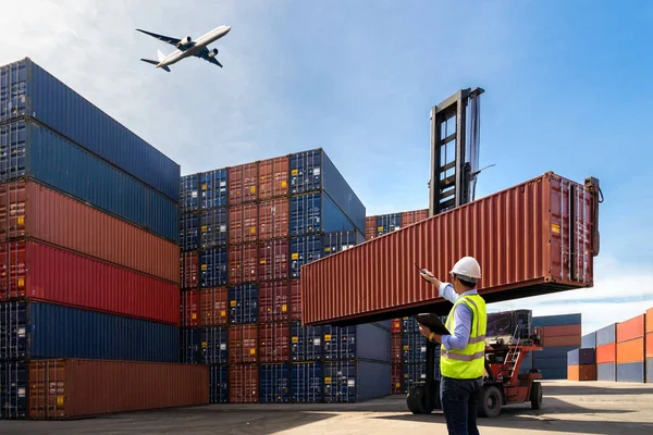 貨物輸出用貨物船からのフォアマン制御積載コンテナボックス — ストック写真