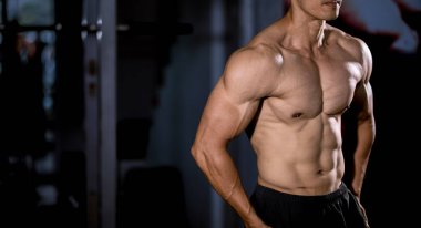 Spor salonunda kaslı güçlü bir adam. Fitness konsepti