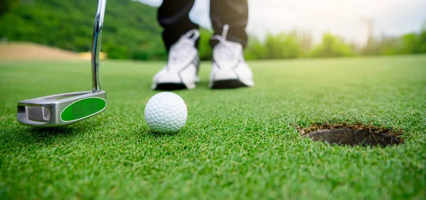 把高尔夫球关在绿草场上 体育高尔夫俱乐部 免版税图库照片
