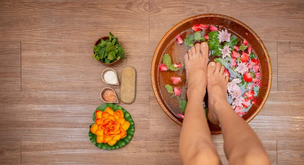 Egy Virágszirmokkal Teli Tálba Áztatja Lábát Foot Spa Koncepció Stock Kép