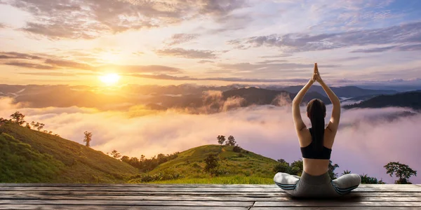 Junge Frau Praktiziert Yoga Der Natur Weibliches Glück Hintergrund Der — Stockfoto
