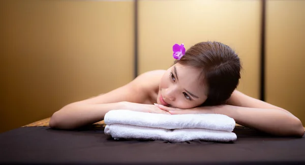 Ung Vacker Kvinna Avkopplande Massage Det Massage Som Kan Hjälpa — Stockfoto