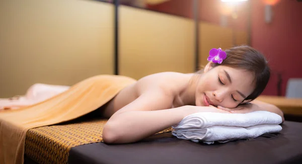 Young Beautiful Woman Relaxing Massage Massage Can Help Relieve Aches — Foto Stock