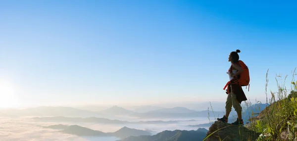 Женщина Туристка Стоит Смотрит Туман Вершине Горы Альпинисты Лицензионные Стоковые Фото