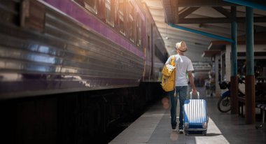 Gezgin yazın yolculuk için tren istasyonunda bekler. Seyahat kavramı.