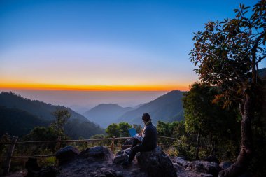 Gezgin oyun dizüstü manzaralı dağ manzarası, ağ, iletişim bir sabah