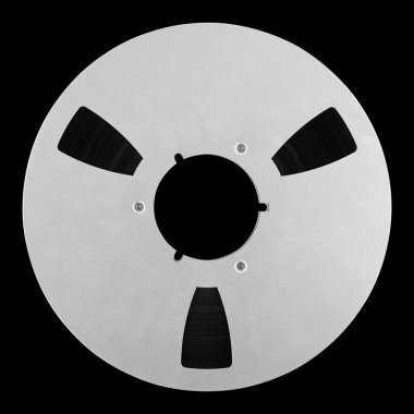 Müzik ve ses - Ön görünüm 265 mm Alüminyum makaralı kasetler siyah arkaplanda izole edilmiş..