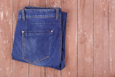 Giysi, Ayakkabı ve aksesuarları - üstten görünüm kot ahşap arka plan üzerinde