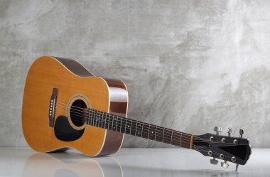 Müzikal enstrüman - Beton bir duvarın arka planına karşı çok nadir bulunan bir klasik akustik gitar