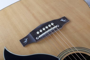 Müzik enstrümanı - Batı akustik gitar köprüsü beyaz arkaplanı kapat