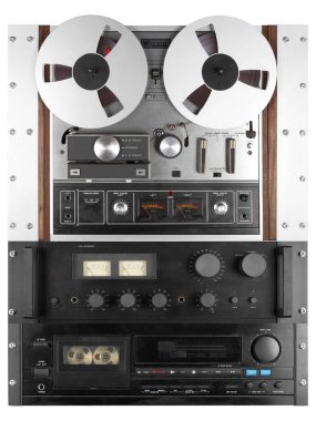 Klasik müzik ve ses - Retro makaradan makaraya teyp kaydedicisi, ses yükselticisi, kaset güvertesi izole edilmiş beyaz arkaplan. Yol işçisi burada.