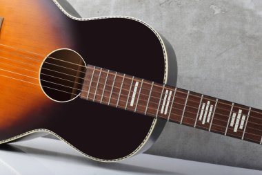 Müzik enstrümanı - Parça halinde akustik gitar, beyaz ve beton arka plan