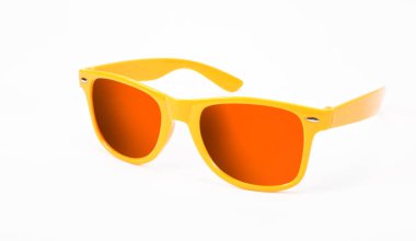 Giysiler, ayakkabılar ve aksesuarlar - Beyaz arka planda turuncu lensli sarı klasik güneş gözlükleri.