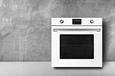 Ev aletleri - Beyaz elektrikli fırın beyaz zemin ve beton duvar arka planında