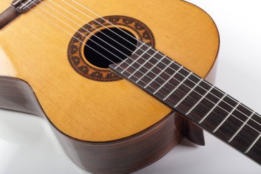 Müzik enstrümanı - Parça ses deliği ve klasik gitar telleri